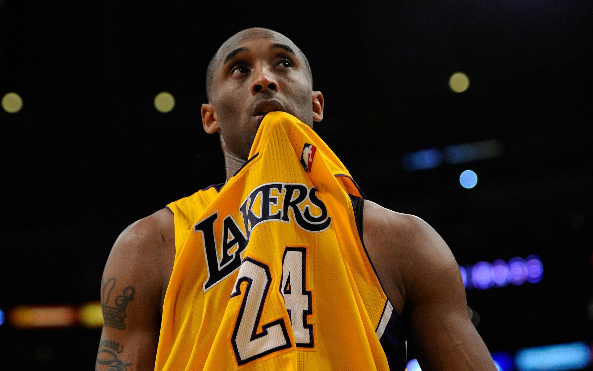 何通过偶像 何通过偶像